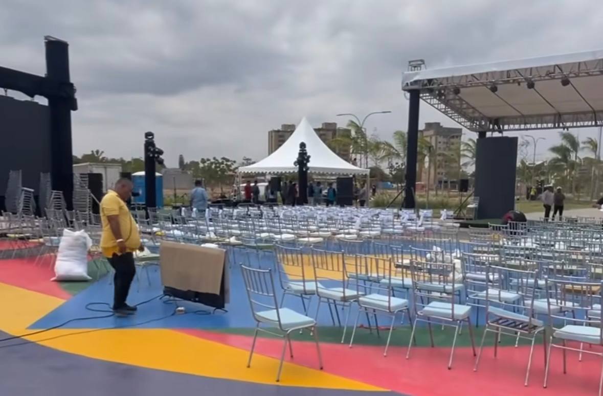 Realizan montaje de tarima en parque de Maracaibo para la visita de Nicolás Maduro al Zulia