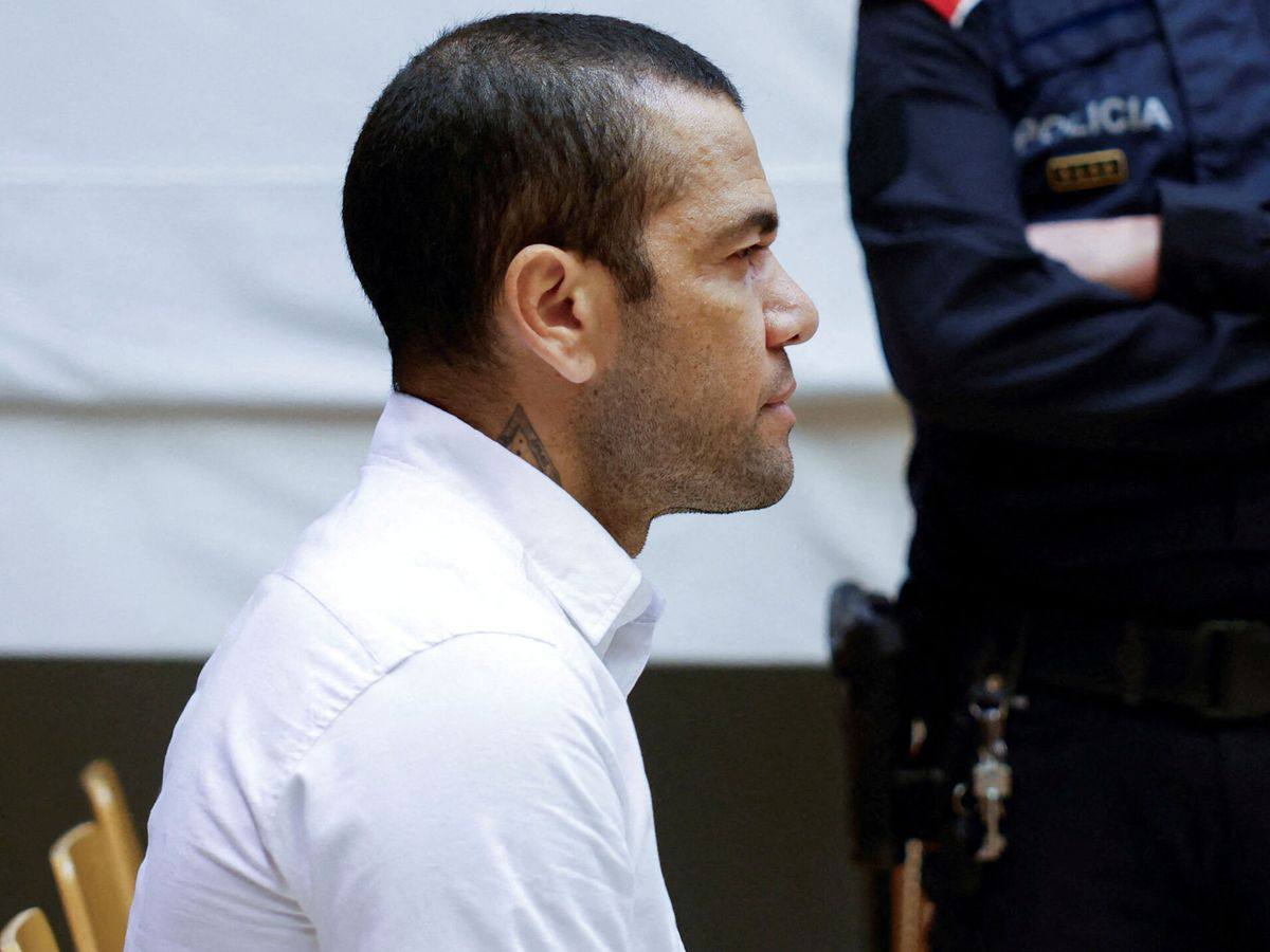 Dani Alves fue puesto en libertad provisional bajo fianza de un millón de euros Dani Alves fue puesto en libertad provisional bajo fianza de un millón de euros