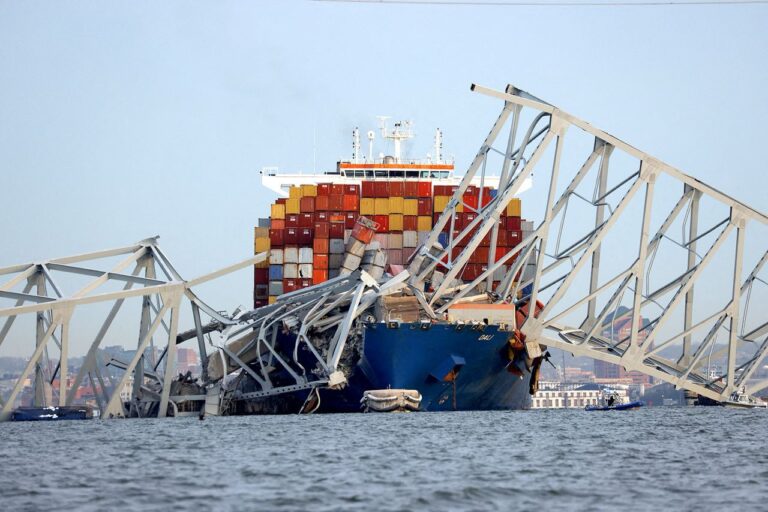 Un puente en Baltimore se derrumbó tras ser chocado por un barco carguero