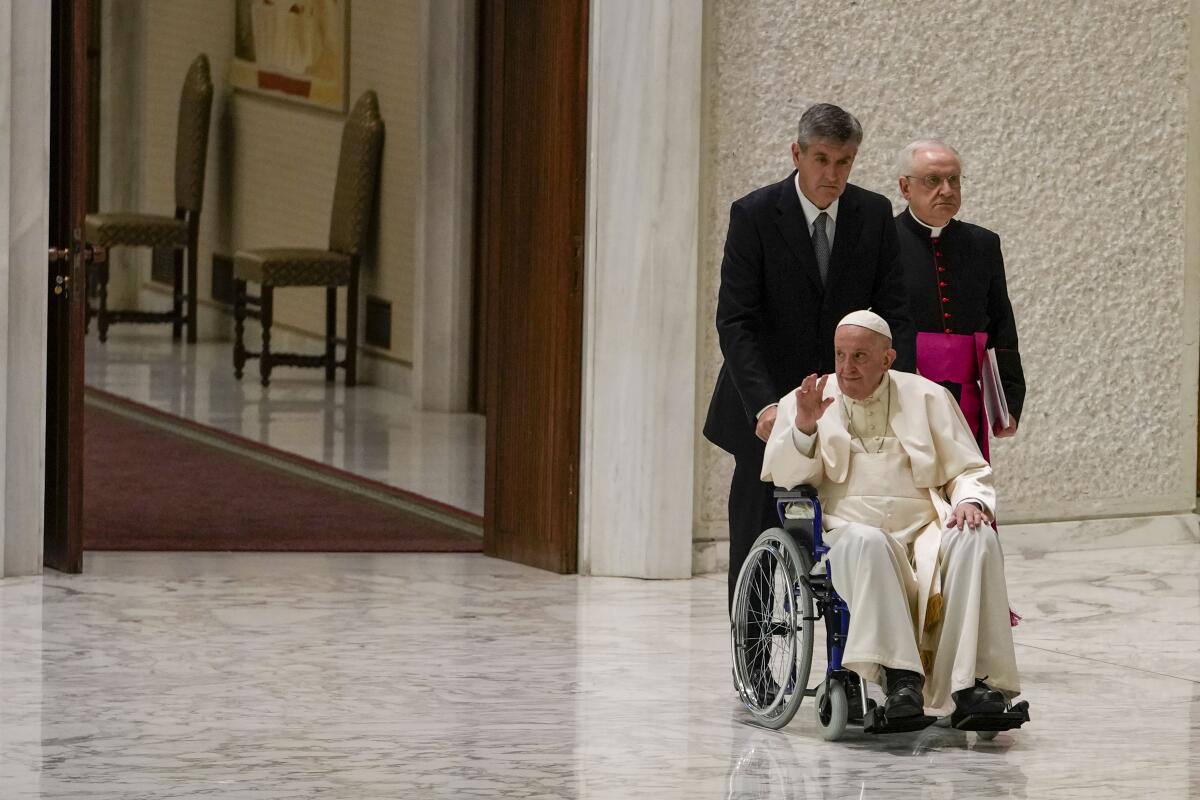 El papa Francisco, en silla de ruedas, lava los pies a 12 reclusas por Jueves Santo