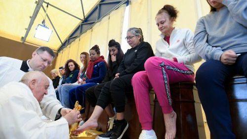 El papa Francisco, en silla de ruedas, lava los pies a 12 reclusas por Jueves Santo