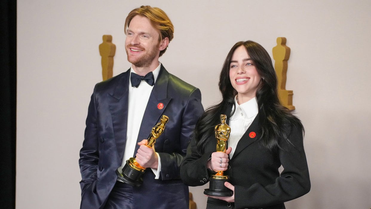 Por qué artistas usaron un pin rojo en los Oscar y otros no