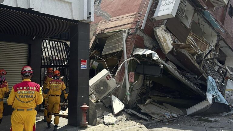 Equipos de rescate trabajan para liberar a personas atrapadas en terremoto en Taiwán