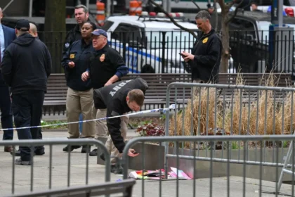 Hombre se prendió fuego en las afueras del tribunal de Nueva York durante el juicio a Trump