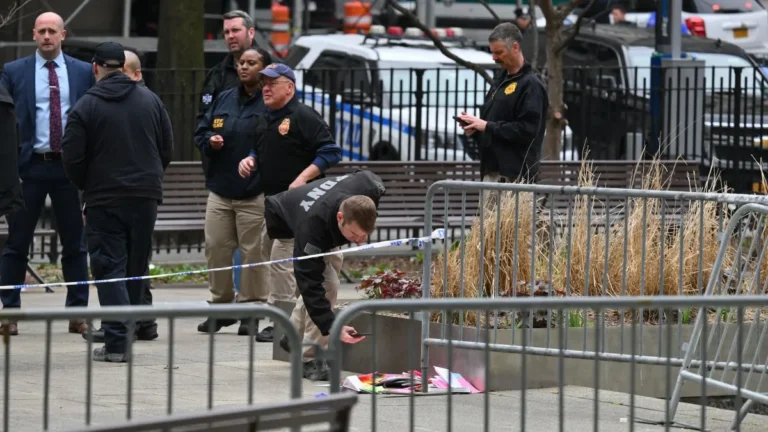 Hombre se prendió fuego en las afueras del tribunal de Nueva York durante el juicio a Trump