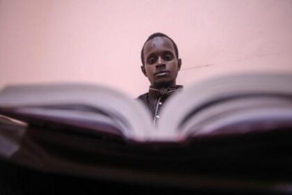 Joven africano atravesó 6 países en bicicleta para estudiar en Egipto