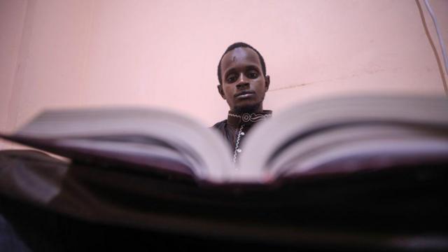 Joven africano atravesó 6 países en bicicleta para estudiar en Egipto Joven africano atravesó 6 países en bicicleta para estudiar en Egipto