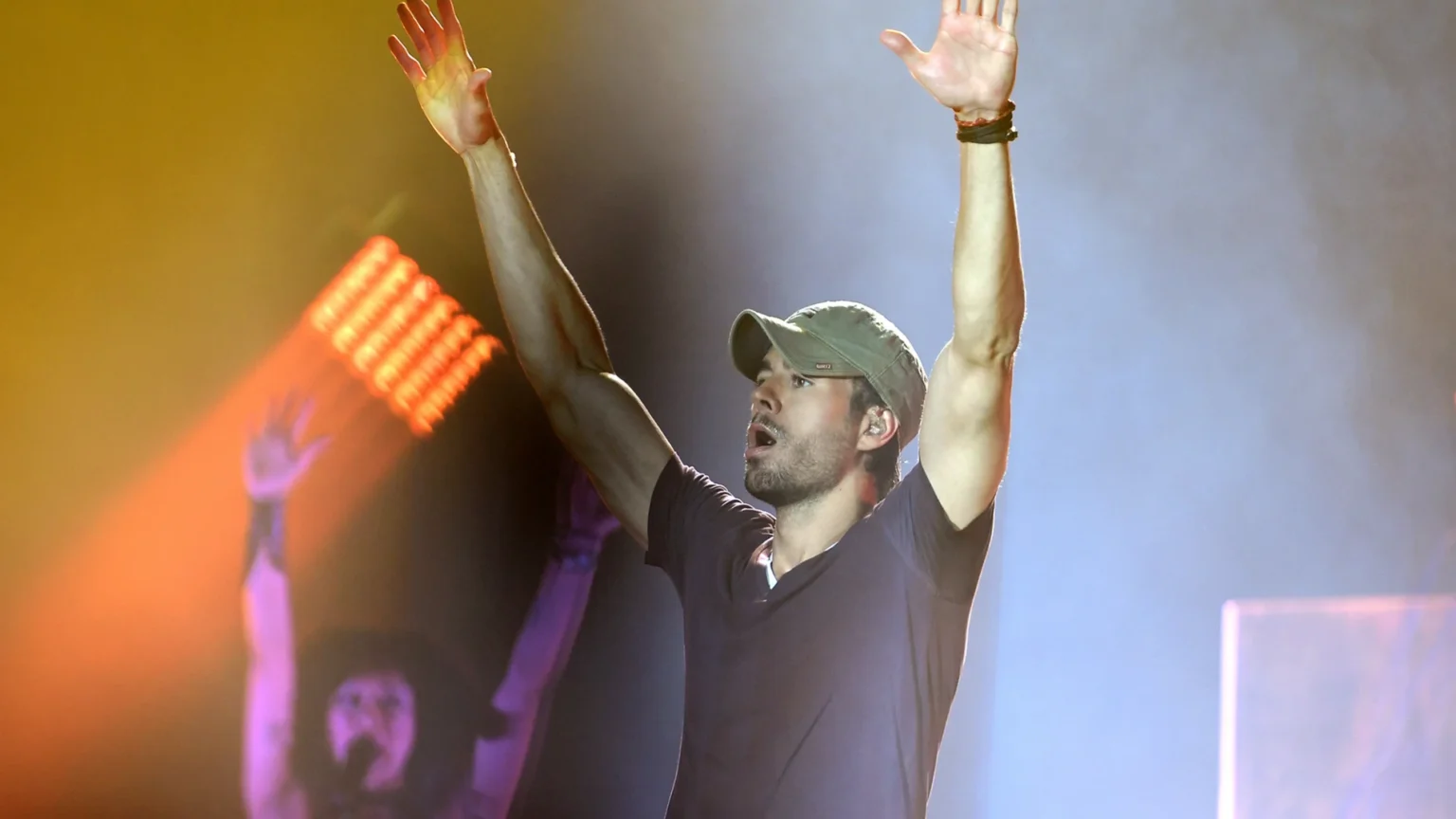 Enrique Iglesias anuncia su retiro de los álbumes, pero continuará con sencillos y conciertos Enrique Iglesias anuncia su retiro de los álbumes, pero continuará con sencillos y conciertos