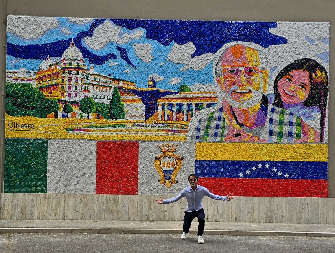 Artista venezolano Oscar Olivares inaugura su primer mural de tapas en Europa