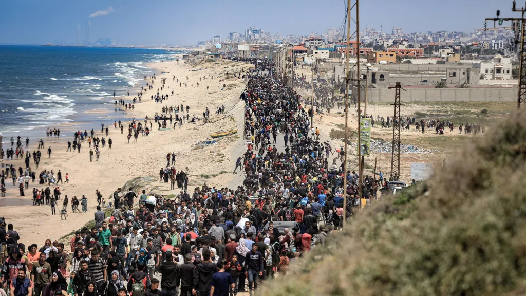 Palestinos que regresaban a Gaza son atacados por fuerzas israelíes Palestinos que regresaban a Gaza son atacados por fuerzas israelíes