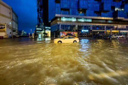 Fuertes tormentas sin precedentes azotan las autopistas de Dubai