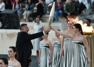 La llama olímpica deja Grecia rumbo a París para los Juegos Olímpicos 2024