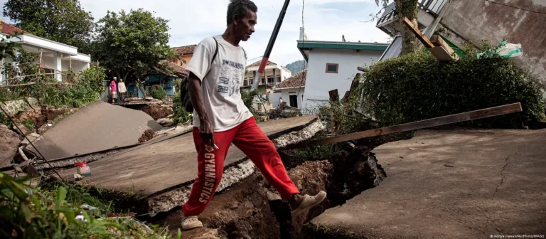 Terremoto sacude la isla de Java en Indonesia dejando 8 heridos
