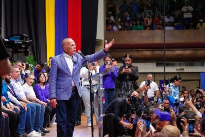 Manuel Rosales oficializó su renuncia a la candidatura presidencial