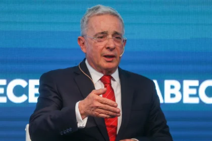 Exmandatario colombiano Álvaro Uribe enfrentará juicio por presunto fraude y manipulación de testigos