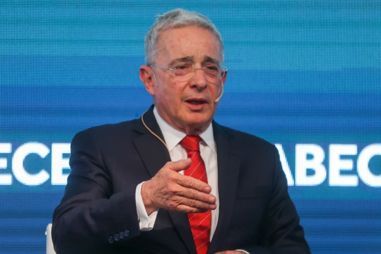 Exmandatario colombiano Álvaro Uribe enfrentará juicio por presunto fraude y manipulación de testigos