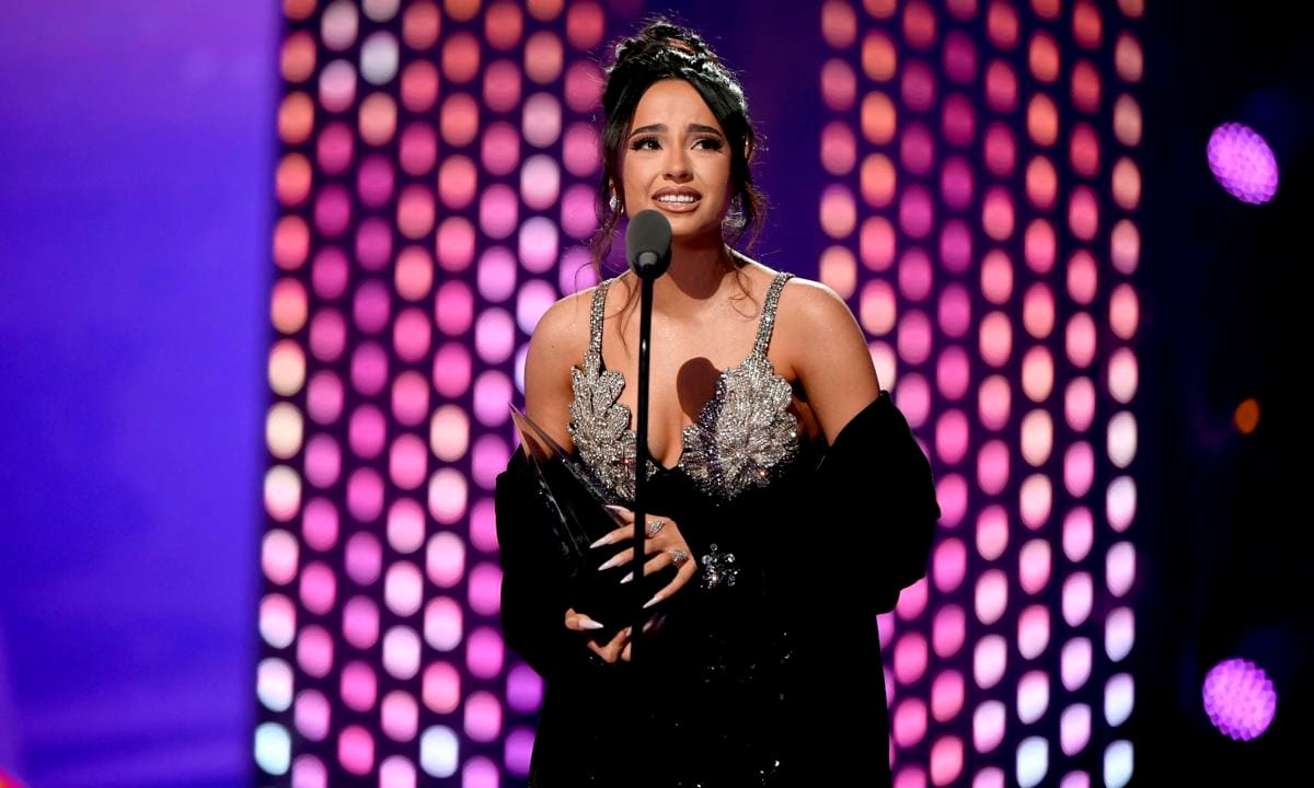 Becky G conducirá la ceremonia de los Latin AMAs junto a otros artistas Becky G conducirá la ceremonia de los Latin AMAs junto a otros artistas