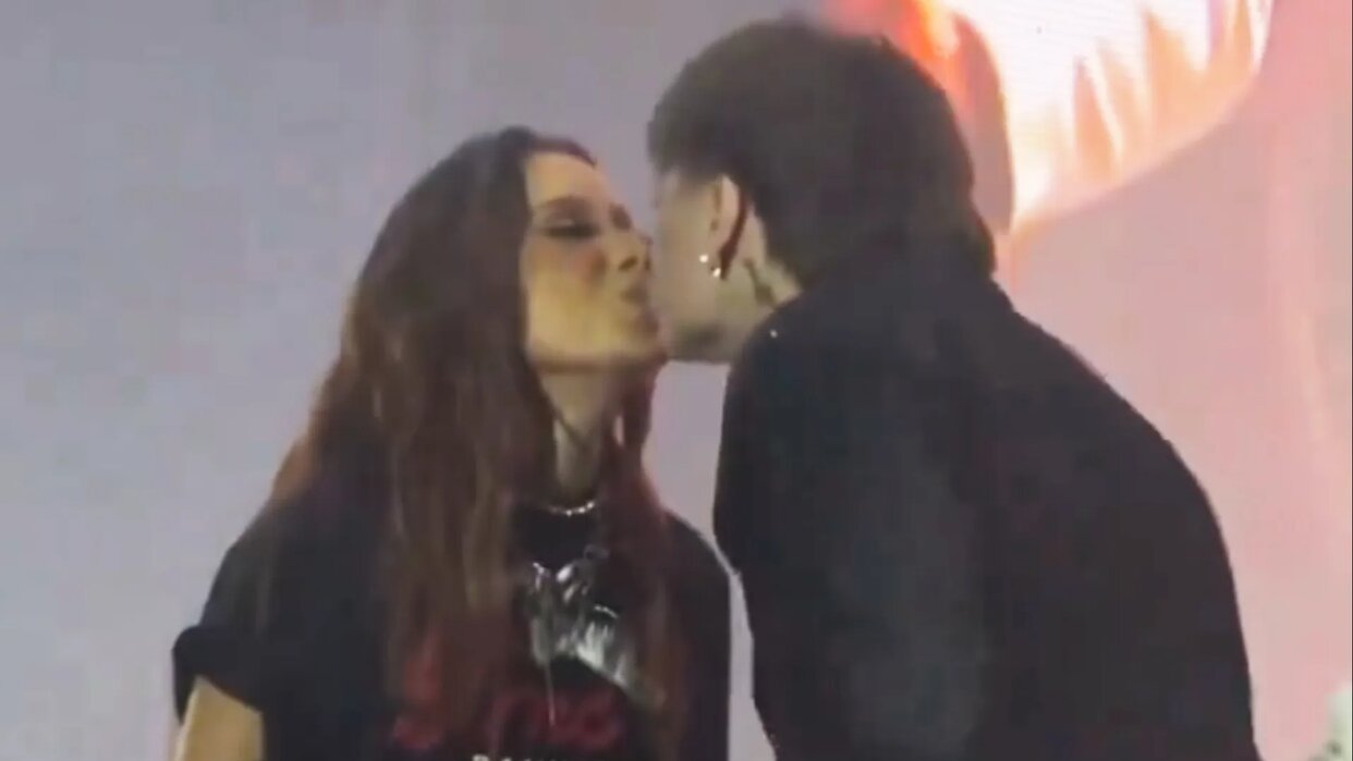 Así fue el controversial beso entre Anitta y Peso Pluma
