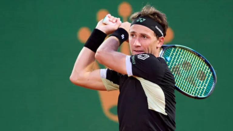 El noruego Casper Ruud sorprende al derrotar al número uno del mundo en Montecarlo