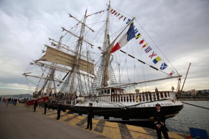 La antorcha olímpica inició su travesía hacia París a bordo del velero francés “Belem"