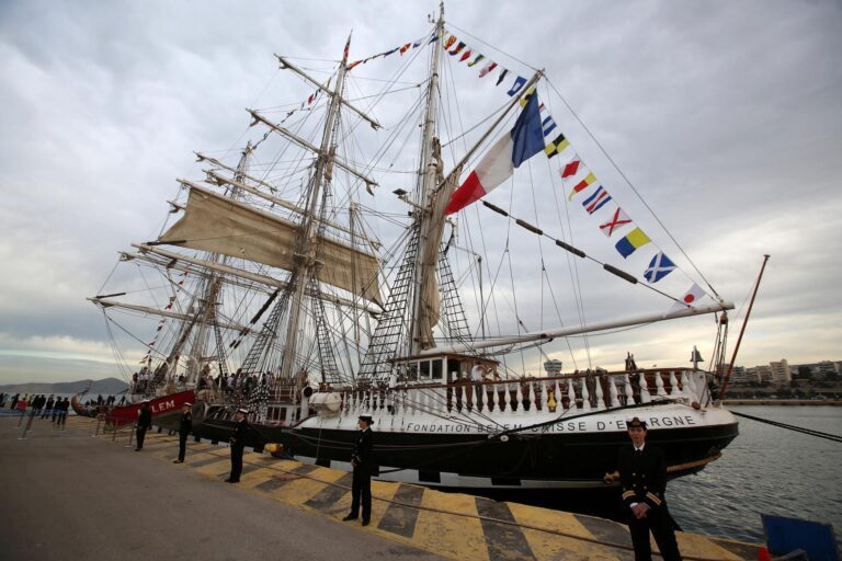 La antorcha olímpica inició su travesía hacia París a bordo del velero francés “Belem»