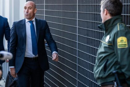 Juez permite a Luis Rubiales conservar su pasaporte tras declaración por corrupción