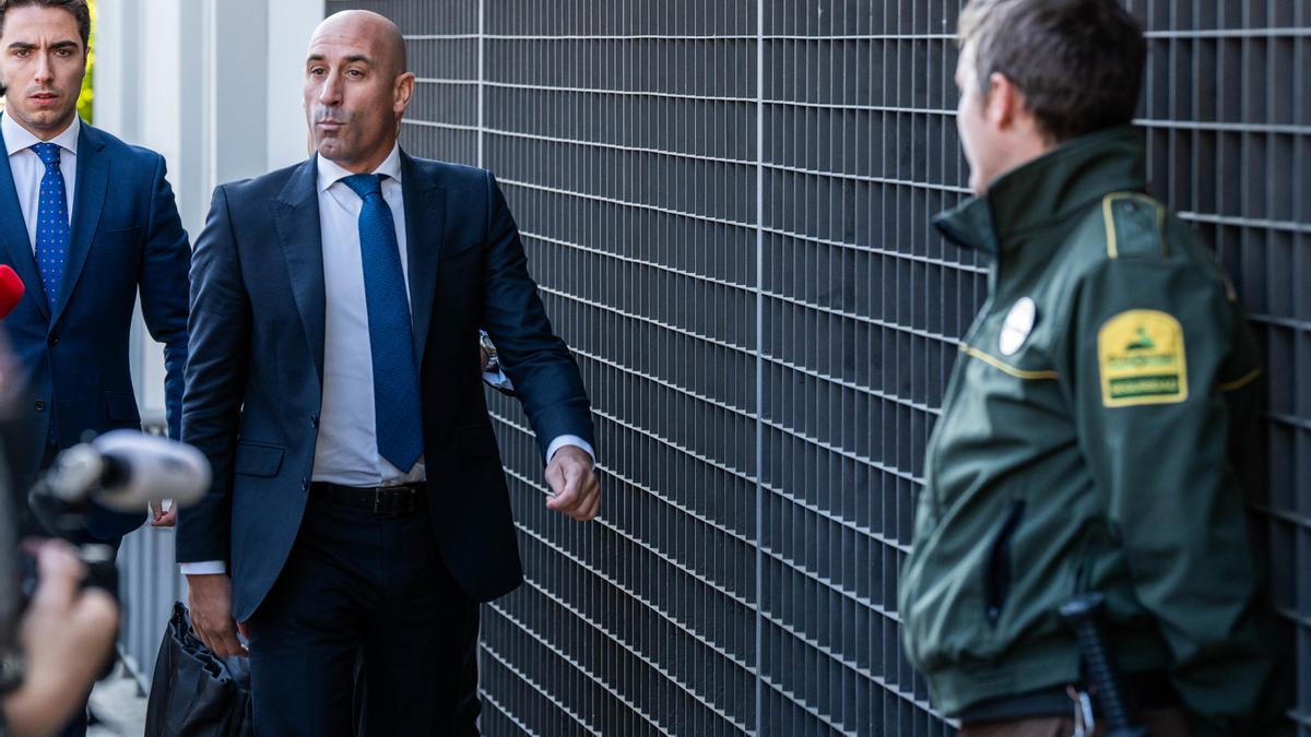 Juez permite a Luis Rubiales conservar su pasaporte tras declaración por corrupción