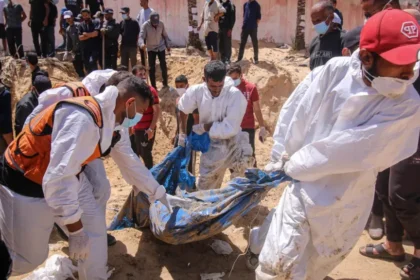Encuentran 300 cadáveres en una fosa común en un hospital de Gaza