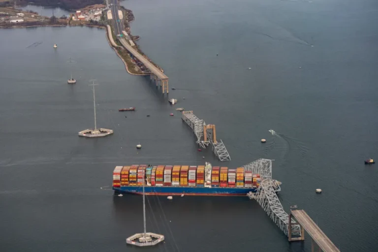 Inicia limpieza de escombros del puente de Baltimore