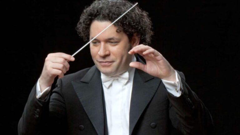 Gustavo Dudamel llevará la música clásica a la playa de Barcelona