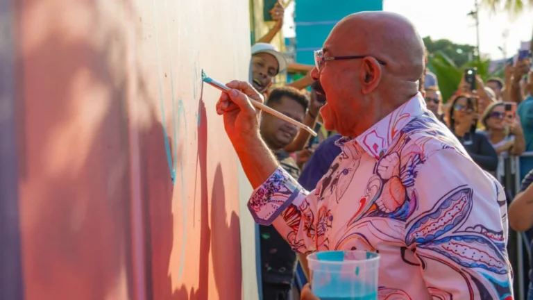 Un mural rinde homenaje al cantante Oscar D’León en Puerto La Cruz