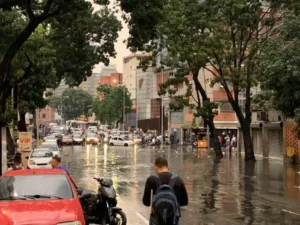 Fuertes lluvias causan inundaciones en Caracas