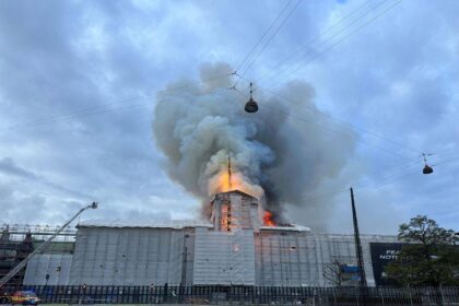 Incendio en Copenhague arrasa con la antigua bolsa de valores