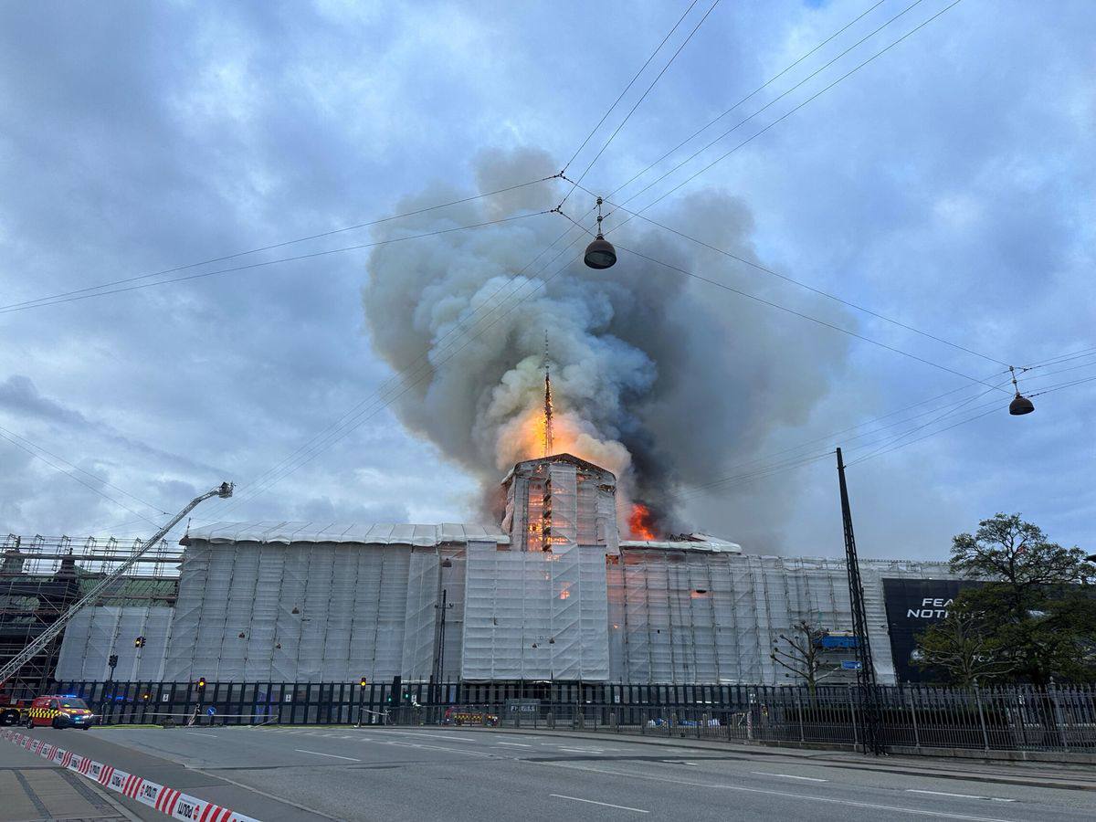 Incendio en Copenhague arrasa con la antigua bolsa de valores Incendio en Copenhague arrasa con la antigua bolsa de valores