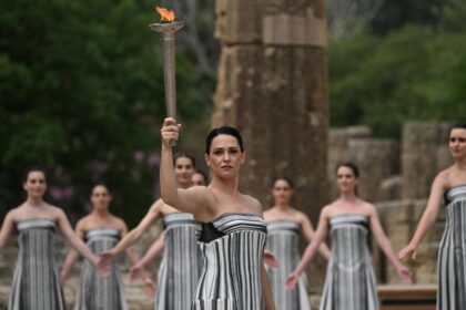 Antorcha olímpica de Paris 2024 fue encendida en las ruinas de la antigua Olimpia