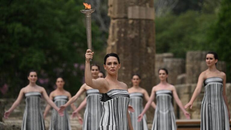 Antorcha olímpica de Paris 2024 fue encendida en las ruinas de la antigua Olimpia