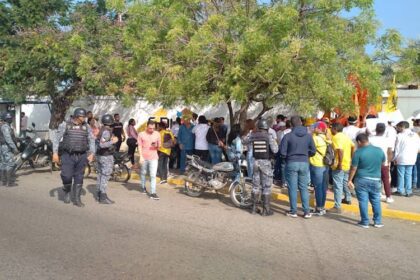 Jóvenes en el CNE de Maracaibo esperan para poder inscribirse