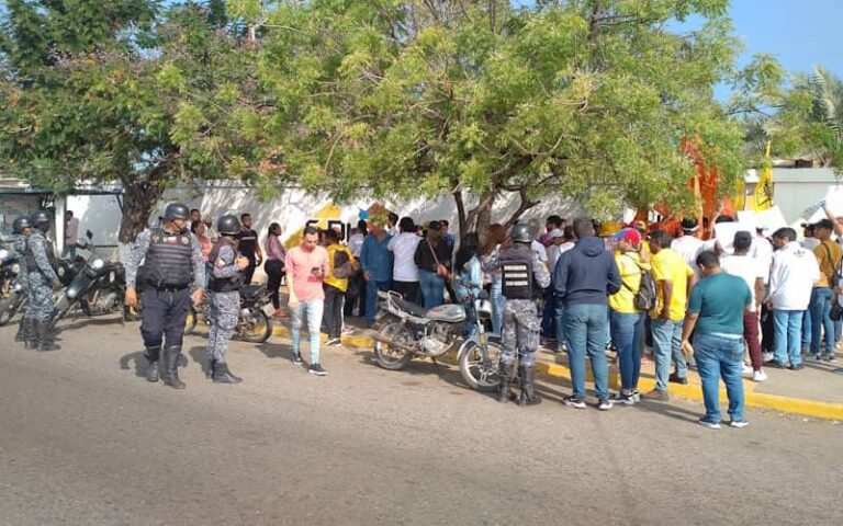 Jóvenes en el CNE de Maracaibo esperan para poder inscribirse