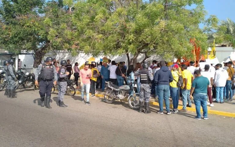 Jóvenes en el CNE de Maracaibo esperan para poder inscribirse