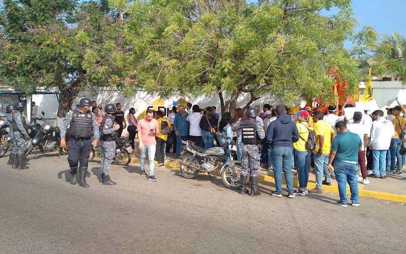 Jóvenes en el CNE de Maracaibo esperan para poder inscribirse Jóvenes en el CNE de Maracaibo esperan para poder inscribirse