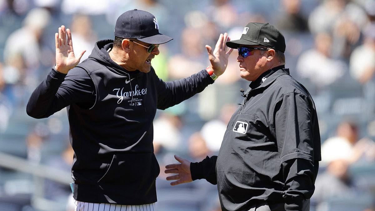 Aaron Boone, manager de los Yankees fue expulsado de un juego por culpa de un fanático Aaron Boone, manager de los Yankees fue expulsado de un juego por culpa de un fanático