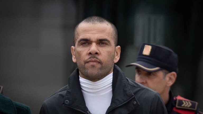 Retiran la estatua de Dani Alves en su ciudad natal