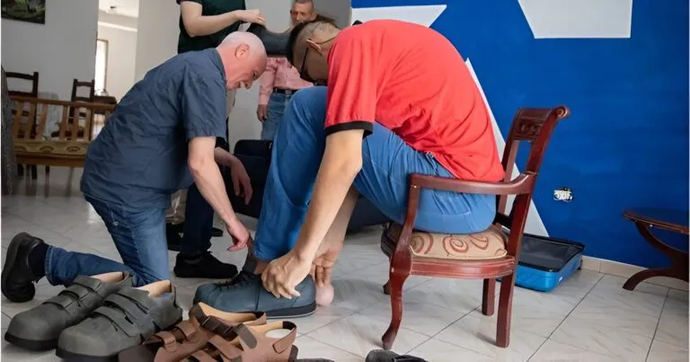 Zapatero alemán viajó a Venezuela para calzar al joven con el pie más grande del mundo