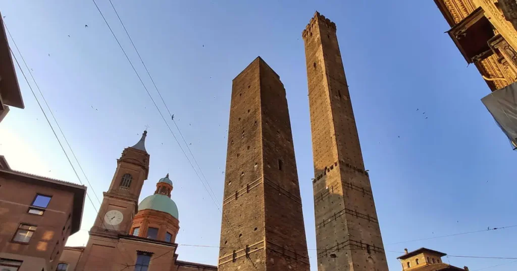 Bolonia, Italia, se prepara para salvar su “Torre Inclinada”