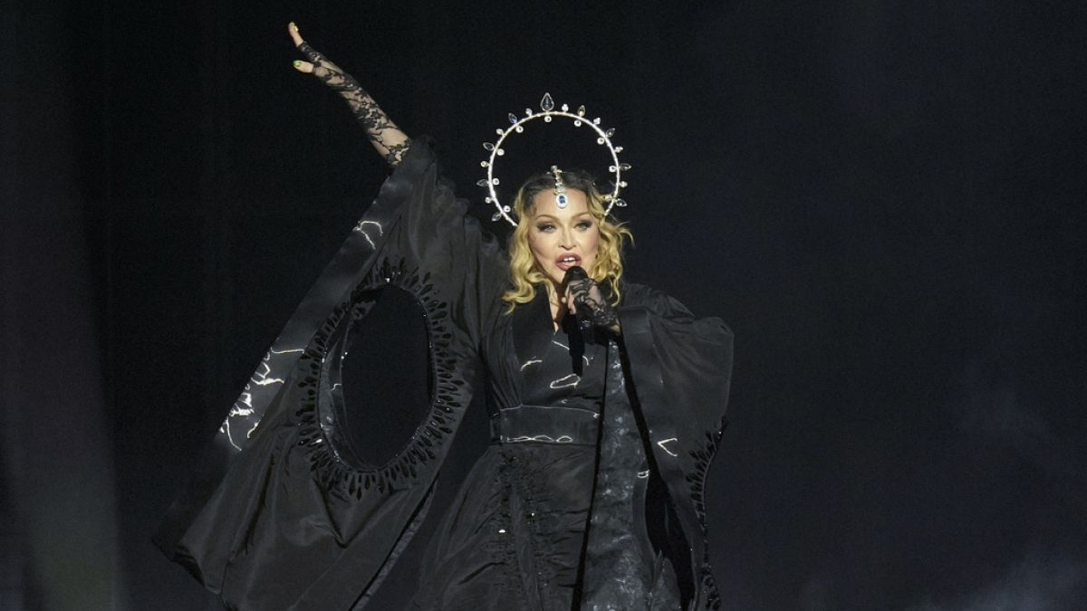 Madonna deslumbró en su atrevido show en Copacabana
