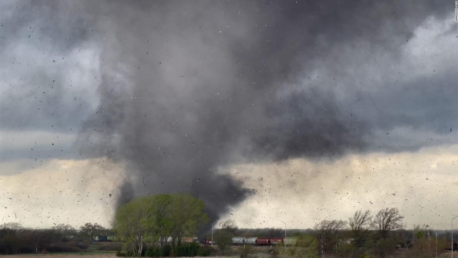 Tornado destroza un edificio en segundos en Nebraska, Estados Unidos Tornado destroza un edificio en segundos en Nebraska, Estados Unidos