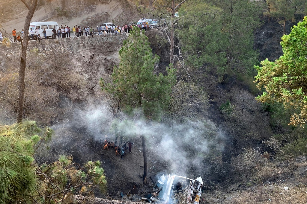 Accidente de autobús en India deja al menos 21 muertos