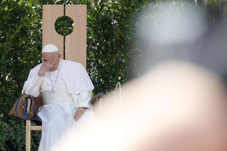 El papa Francisco pide disculpas por comentario homofóbico