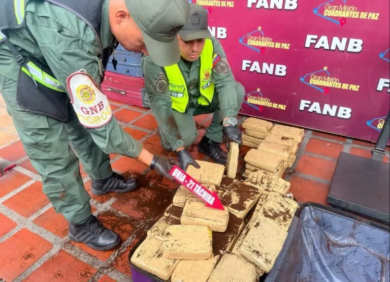 Dos hombres detenidos tras transportar droga en vehículo diplomático