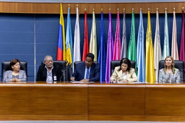 Alcaldía de Maracaibo firma convenio con la Universidad del Zulia para profesionalizar a servidores públicos